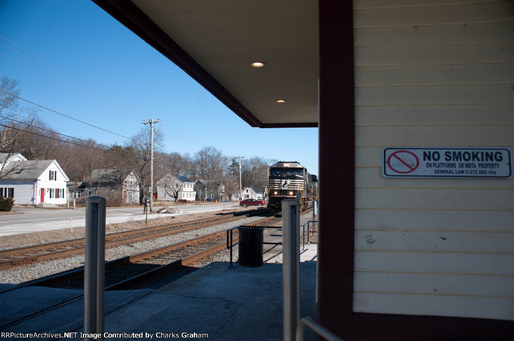 NS 6952 rolling through the station.